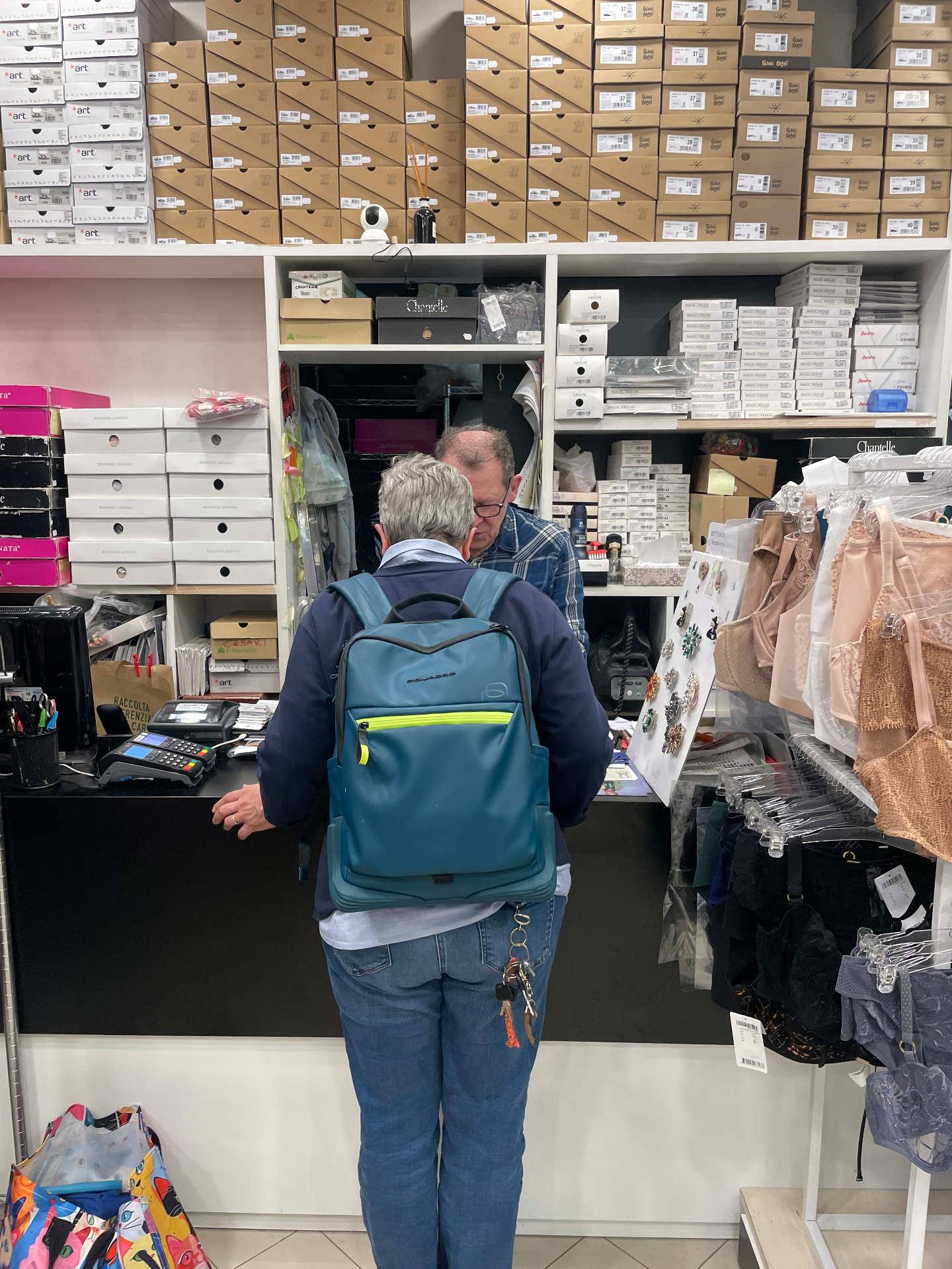 La vetrina storica della boutique a Pisa